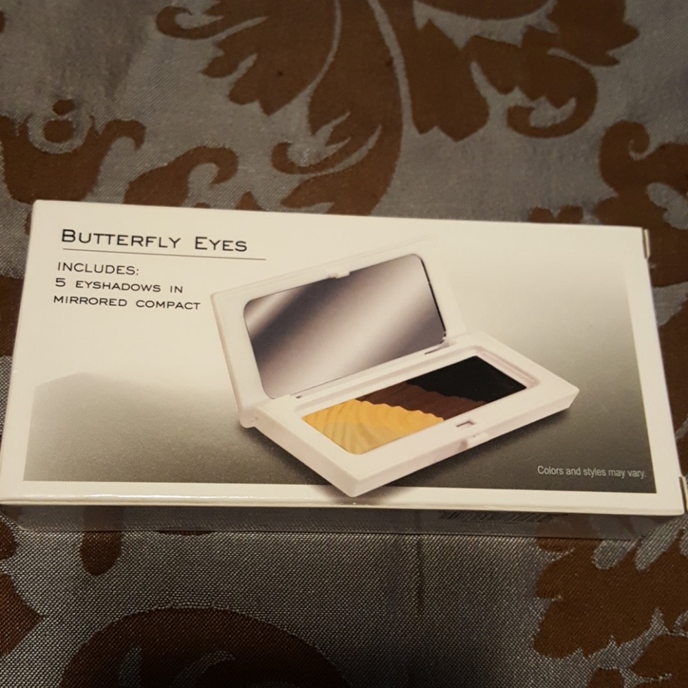 "Makeover Essentials" Butterfly Eyes Eyeshadow